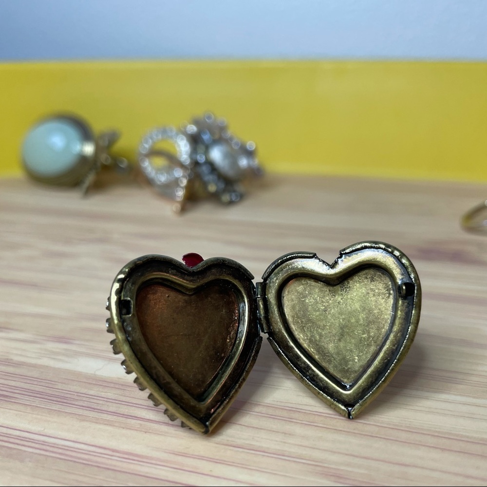 Locket heart retro ring